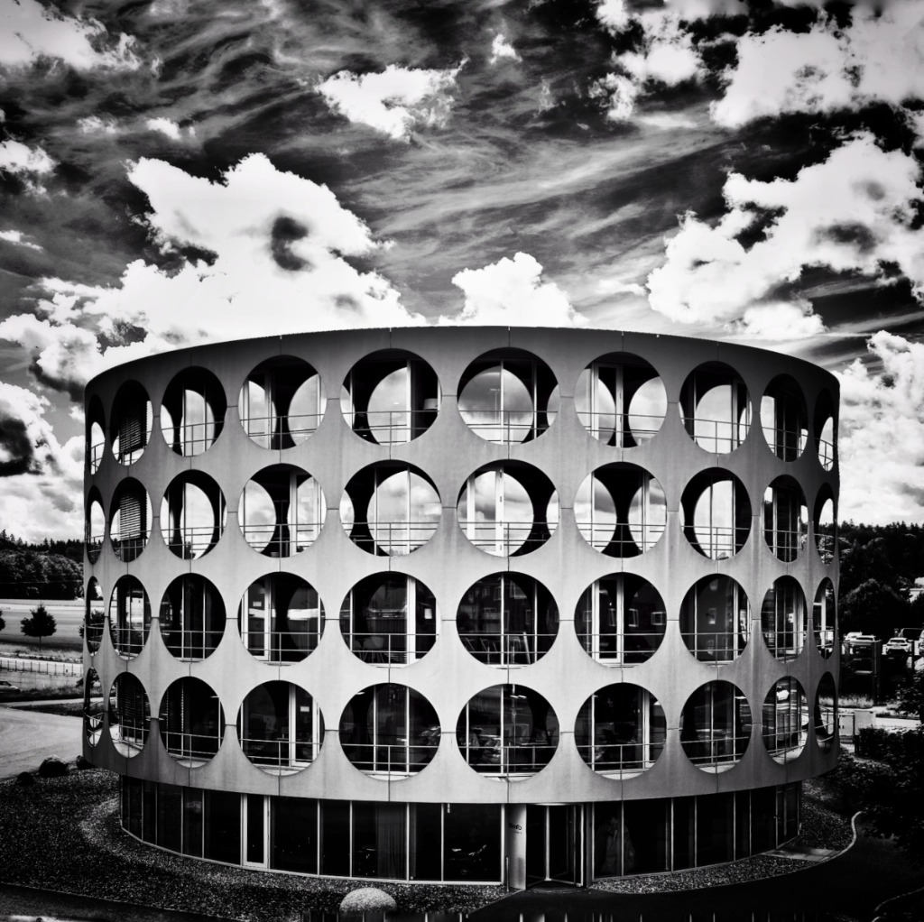 Geometrie in Schwarz-Weiß: Zylindrische Fassade