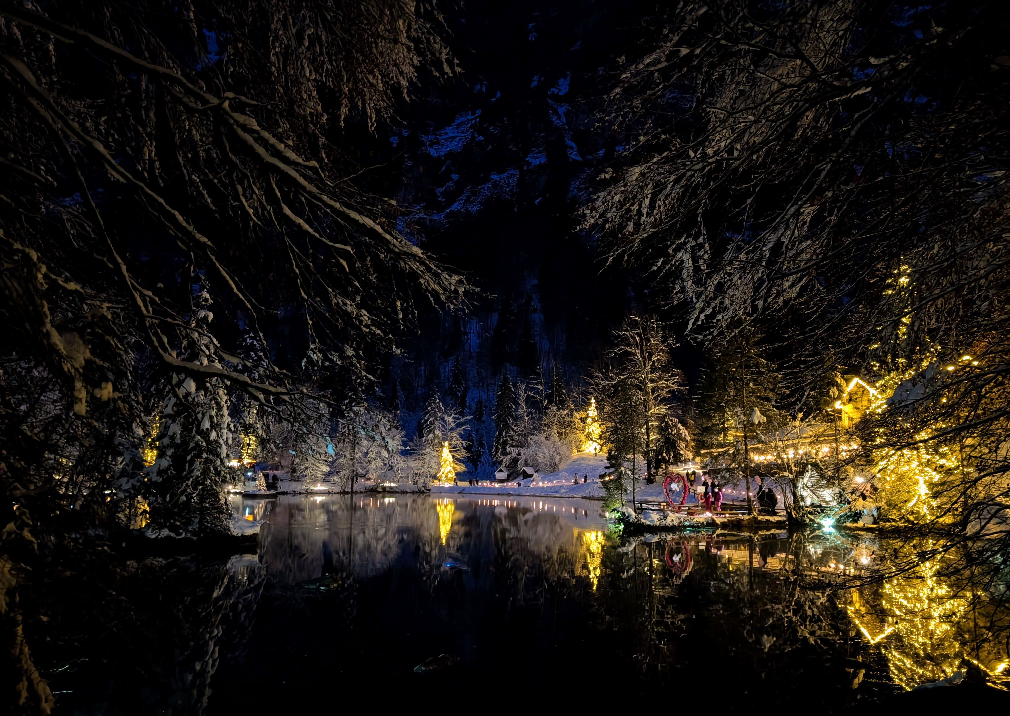 Gefroren in der Winterkälte liegt der Blausee still und starr