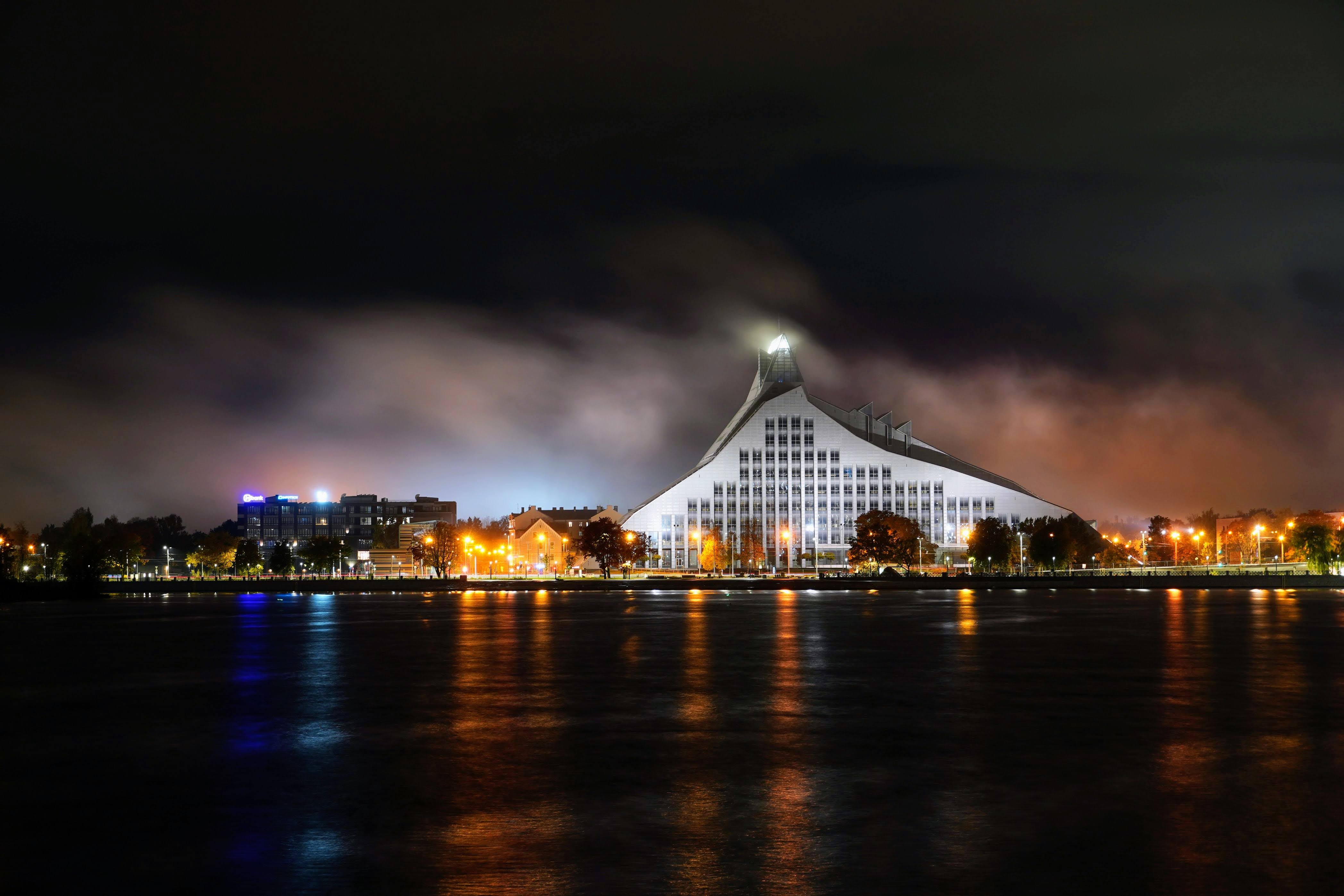 Die Nationalbibliothek in Riga türmt sich wie ein Berg mit leuchtender Spitze in den Nachthimmel