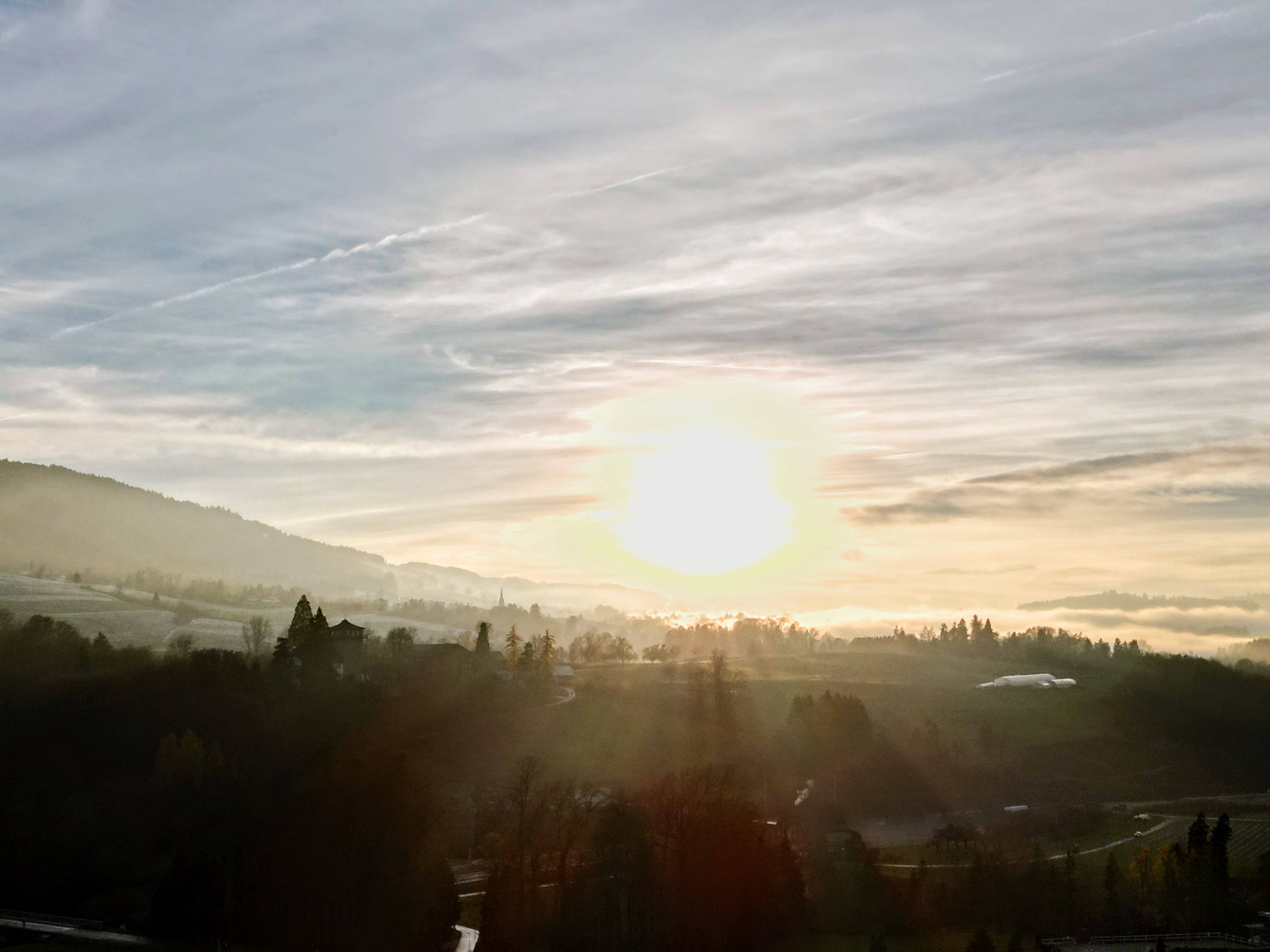 Nebel zieht durch die Täler und über die Hügel