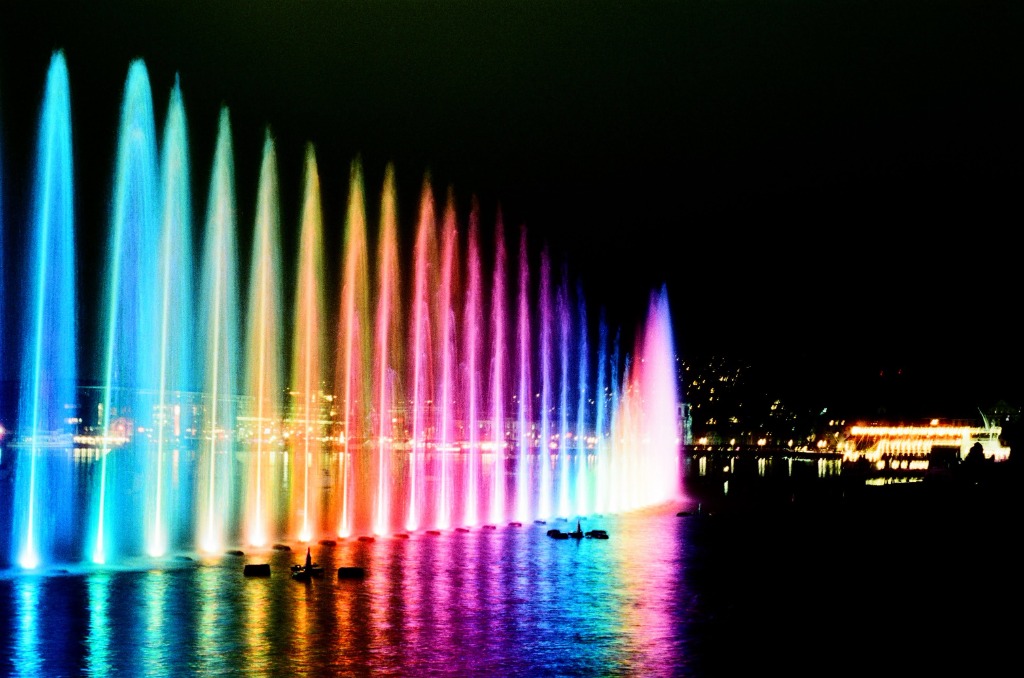 Rainbow-Lichtertanz der Wasserfontänen