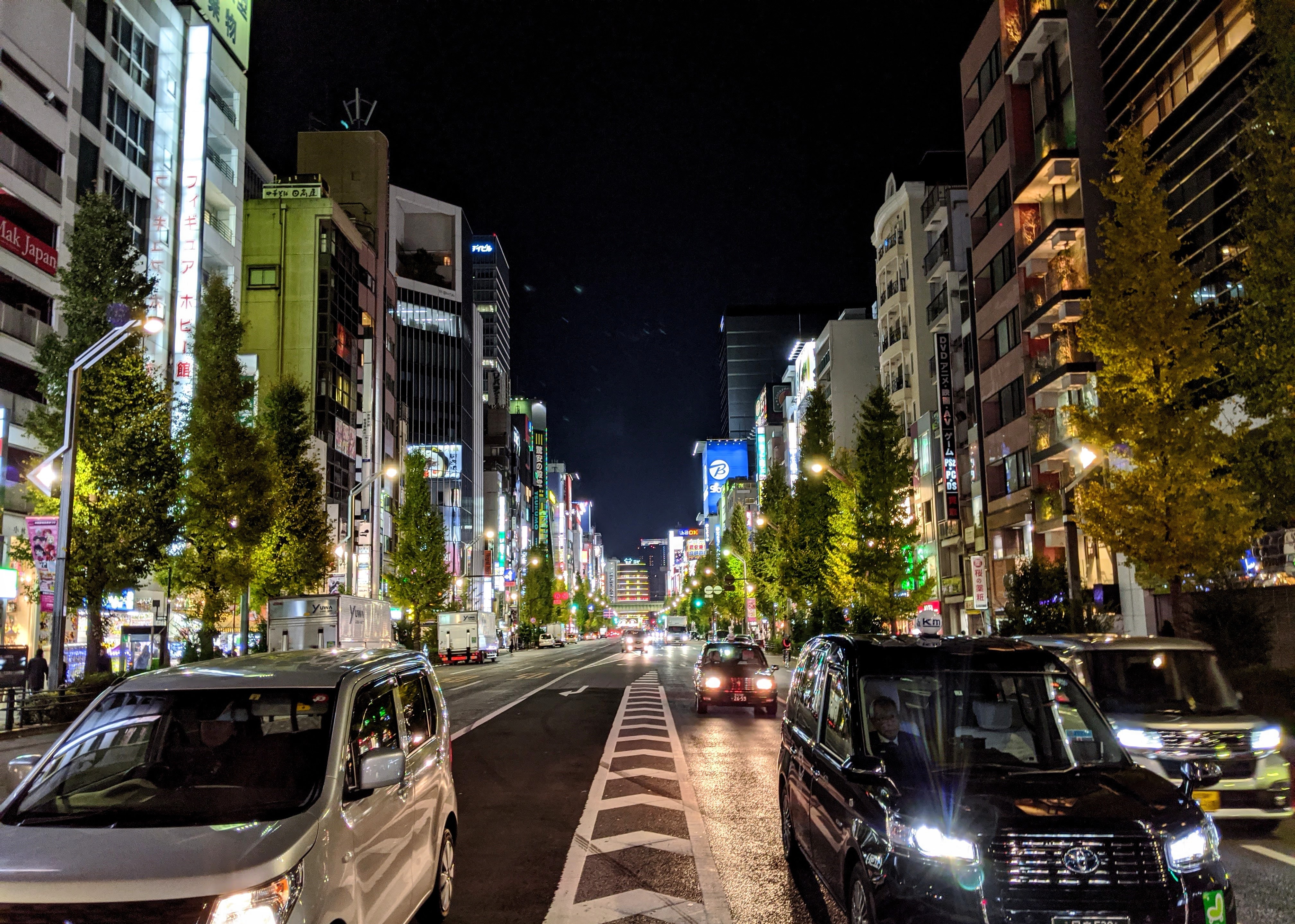 Auch nachts ist Tokyo aktiv und erscheint bunt und hell