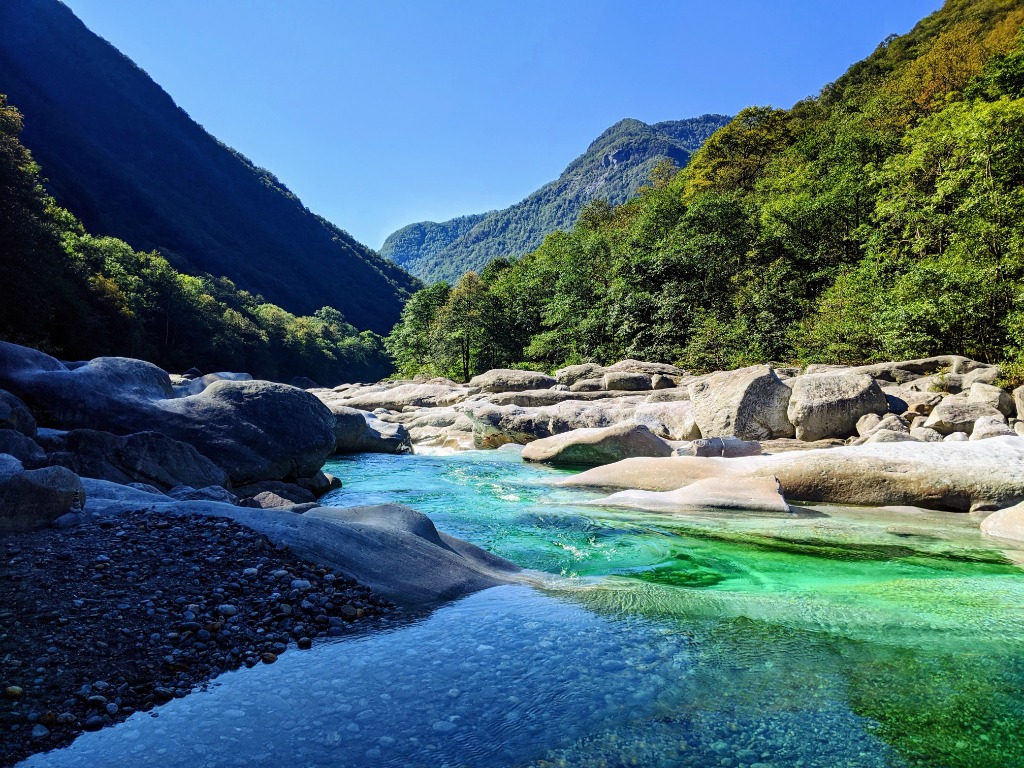 Smaragdgrünes Wildwasser im Tessin