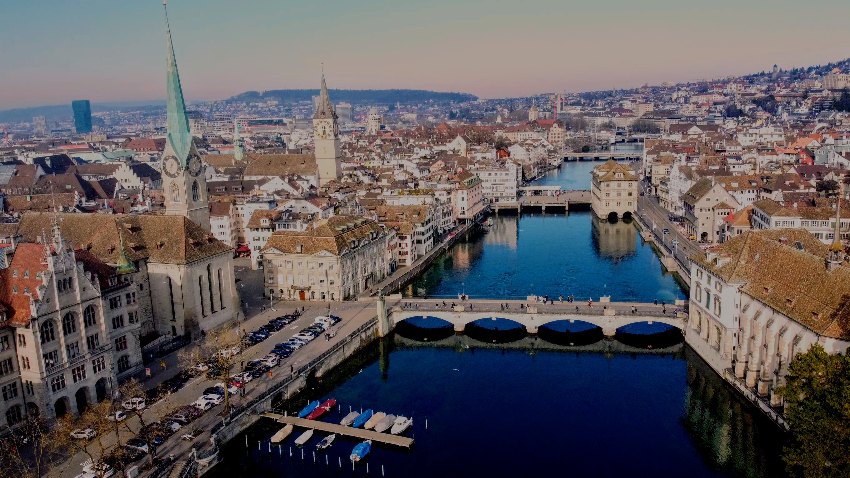 Die Zürcher Altstadt im Überflug