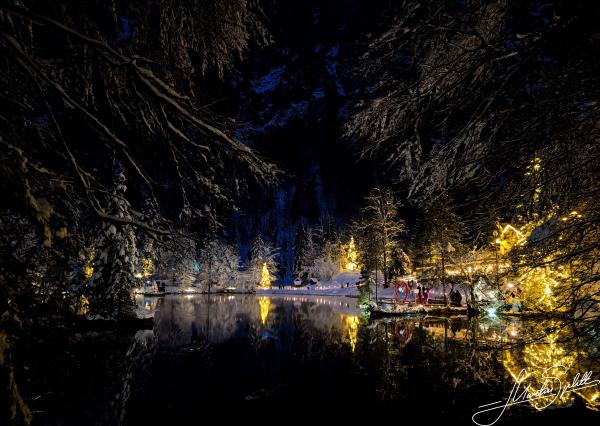 Gefroren in der Winterkälte liegt der Blausee still und starr