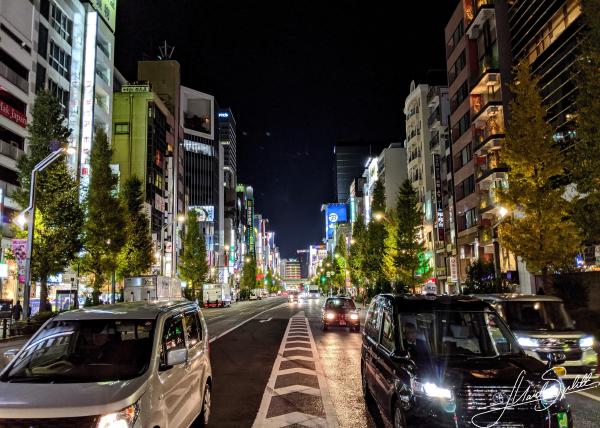 Auch nachts ist Tokyo aktiv und erscheint bunt und hell