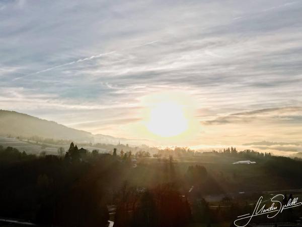 Nebel zieht durch die Täler und über die Hügel