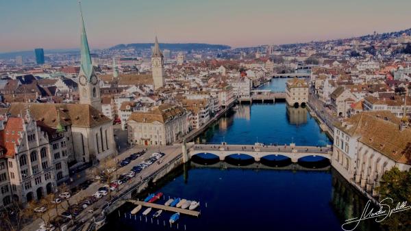 Die Zürcher Altstadt im Überflug